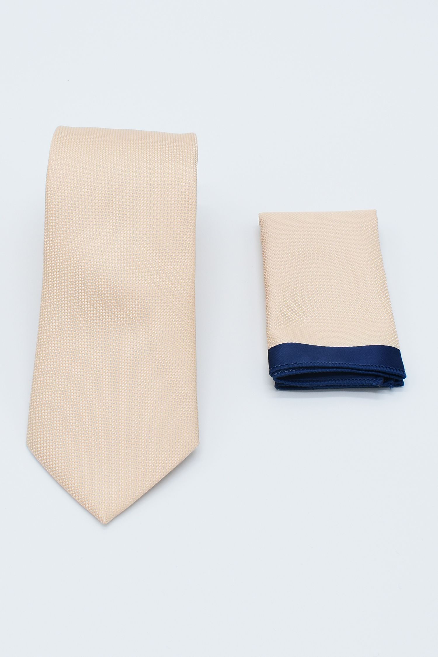 ΓΡΑΒΑΤΑ ΣΑΜΠΑΝΙΖΕ ΜΕ ΜΑΝΤΗΛΙ